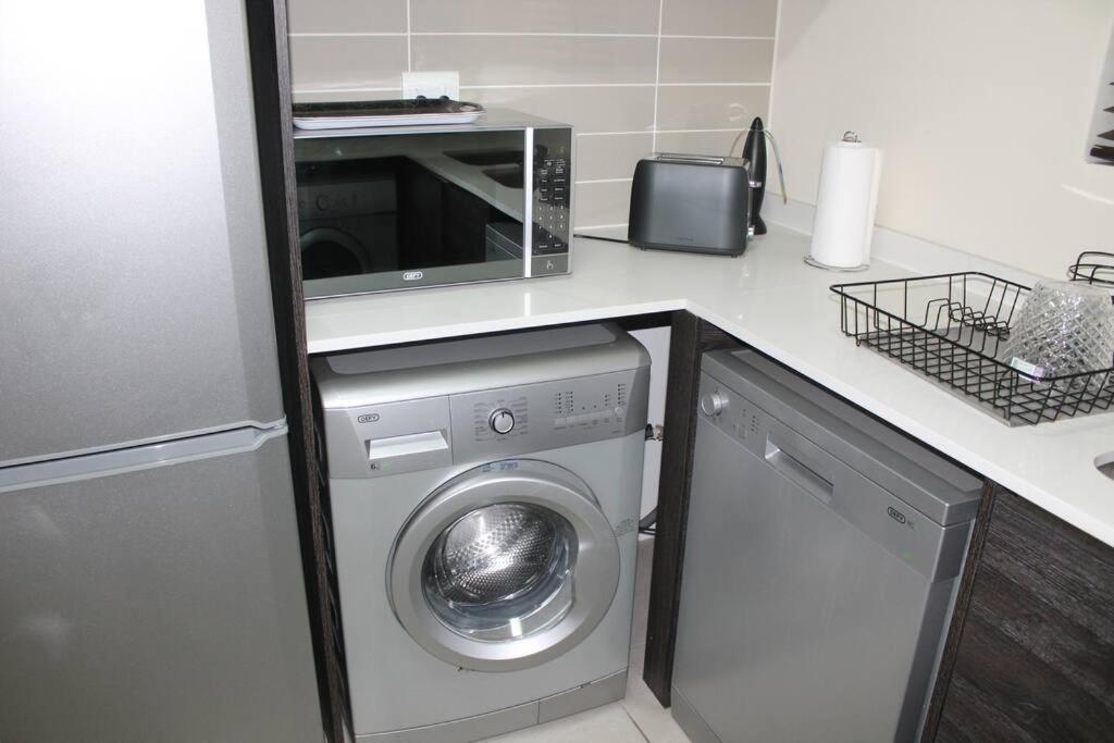 Deep Blue 2 Bed In An Estate Appartement *
