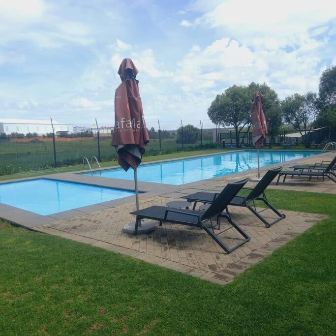 Deep Blue 2 Bed In An Estate Appartement *