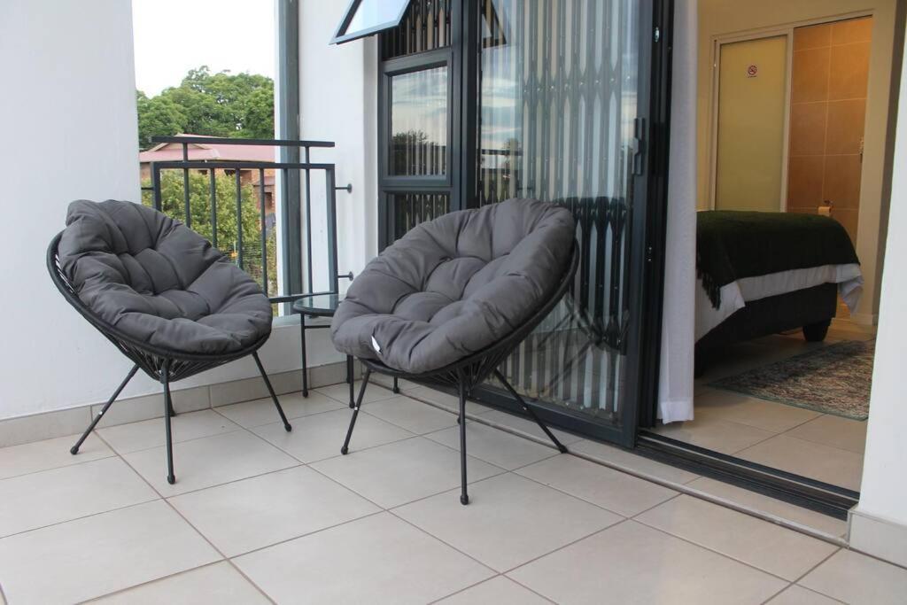 Deep Blue 2 Bed In An Estate Appartement Johannesburg