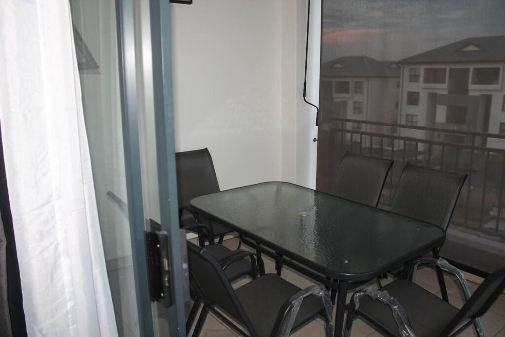 Deep Blue 2 Bed In An Estate Appartement Johannesburg