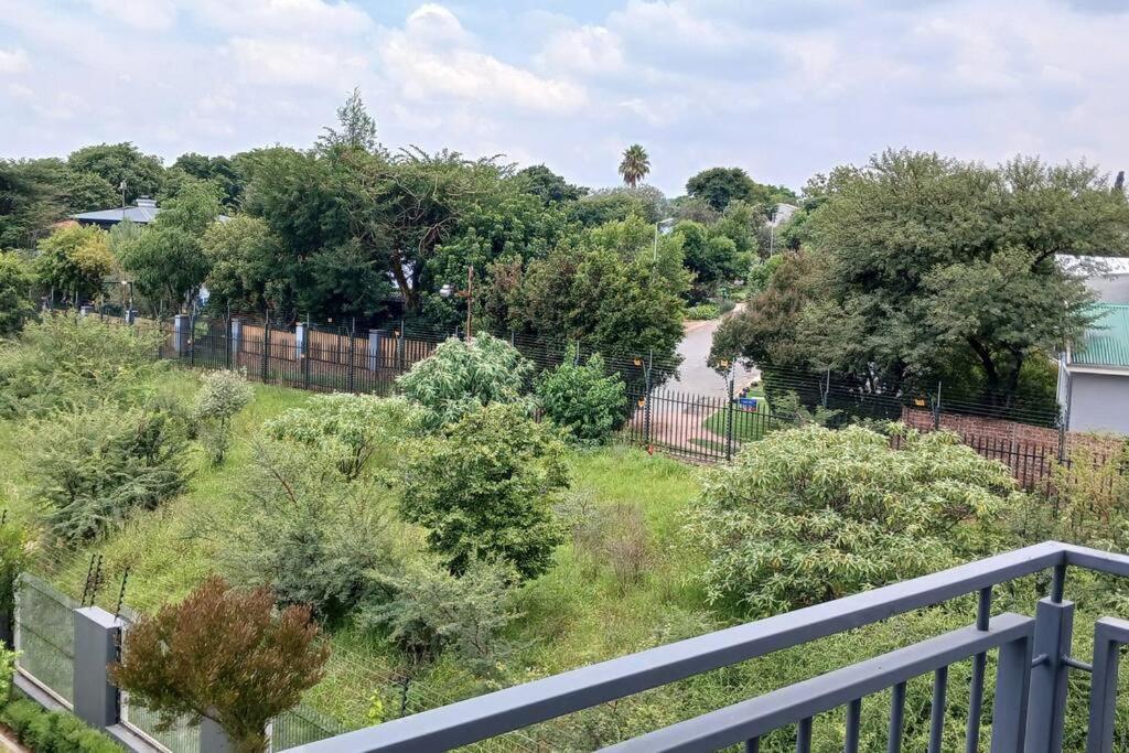 Deep Blue 2 Bed In An Estate Appartement Johannesburg