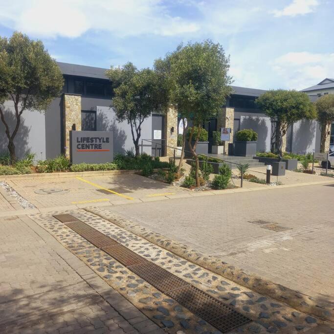 Deep Blue 2 Bed In An Estate Appartement *
